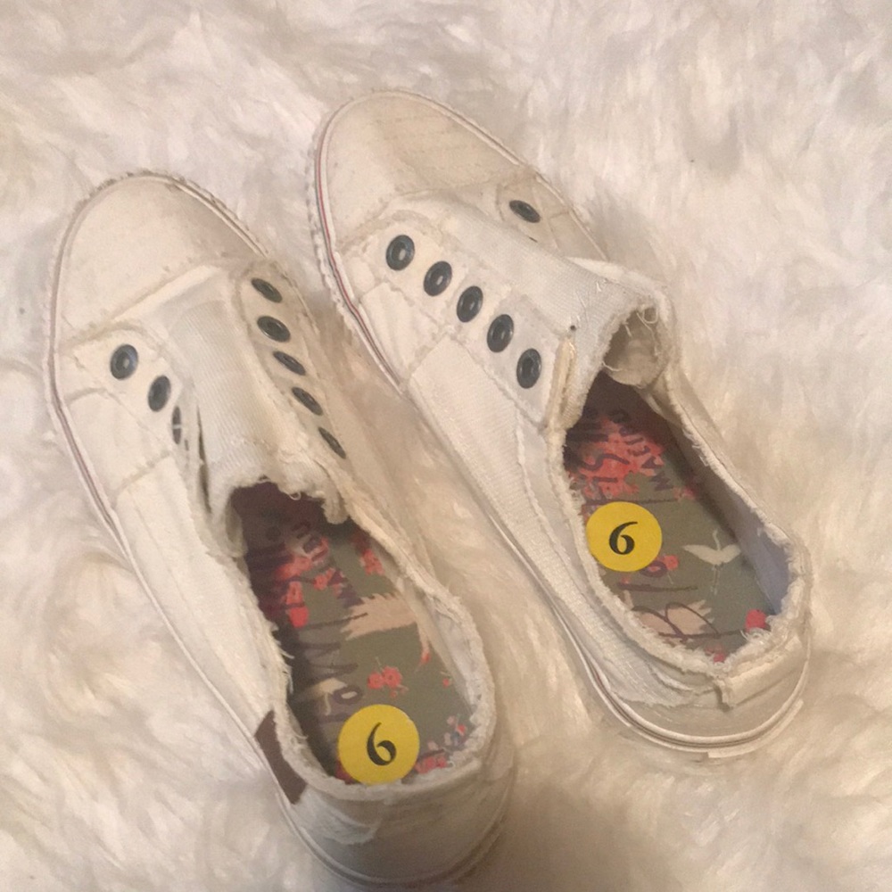 Tennis shoes